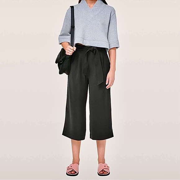 NWT Lululemon Noir Crop- Black SZ 4 - Picture 1 of 13